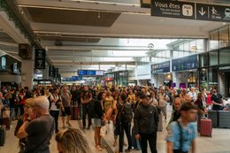 15e-arrondissement;-Affluence;-Bagages;-Capitale;-Déplacements;-Foule;-France;-Gare-Montparnasse;-Gare-SNCF;-Hall-de-gare;-Kaleidos;-Kaleidos-images;-La-parole-à-limage;-Mobilité-urbaine;-Montparnasse;-Paris;-Passagers;-Sacs-à-dos;-Signalétique;-Stories-Pictures;-Tarek-Charara;-Transport-ferroviaire;-Transports;-Valises;-Voyages;-Voyageurs